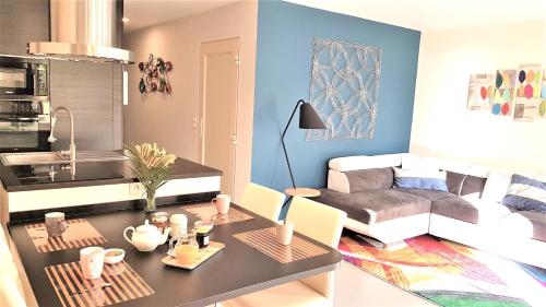 un salon avec une table et un canapé dans l'établissement Didalie locations mistral, à Sainte-Maxime