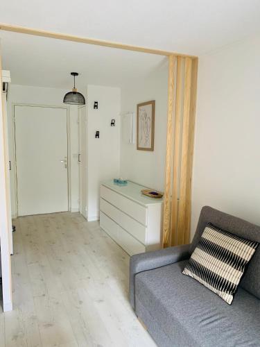 - un salon avec un canapé et une commode dans l'établissement Studio 
