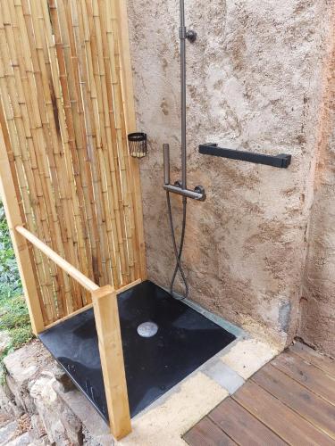 une doucheificialificialificialificialificialificialificialificialificialificialificialificialificialificialificialificialificial dans l'établissement Le Moulin, au Muy