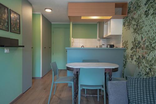 a kitchen with a table and chairs in a room at Espectacular Depto en Lastarria in Santiago