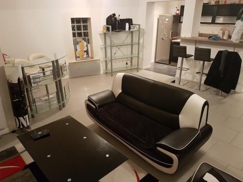 un salon avec un canapé et une table dans l'établissement Agréable maison de ville au coeur de Troyes, à Troyes