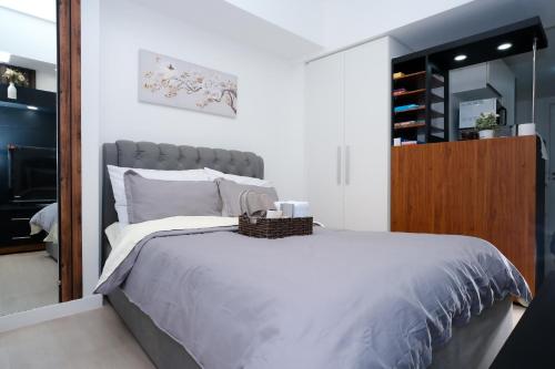 Postel nebo postele na pokoji v ubytování MJ Staycation Azure North Pampanga