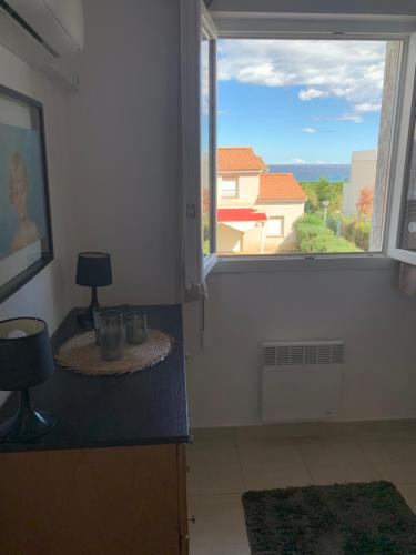 Cette chambre dispose d'une fenêtre offrant une vue sur un bâtiment. dans l'établissement Villa Costa Verde, à Cervione