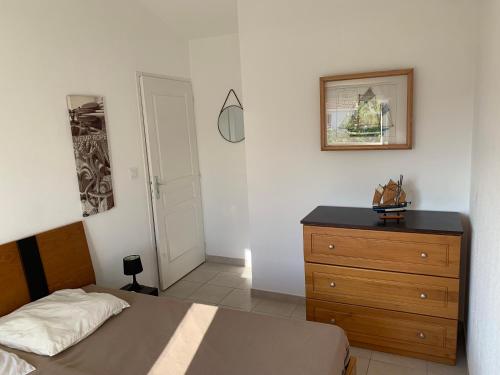 une chambre avec un lit et une commode dans l'établissement Villa Costa Verde, à Cervione