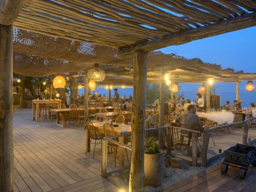 - un restaurant avec des tables et des tables dans l'établissement Villa Costa Verde, à Cervione