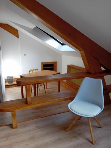 une salle à manger avec une table en bois et une chaise dans l'établissement Les Hirondelles, à Blesmes