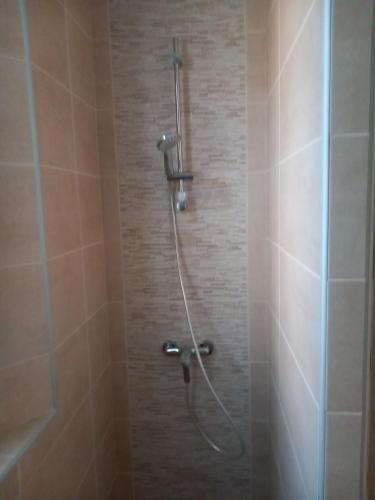 une douche avec un tuyau dans une salle de bain dans l'établissement les garrigues, à Nîmes