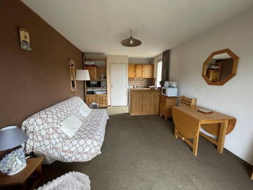 un salon avec un canapé et une cuisine dans l'établissement Appartement T3 avec Balcon, Barcelonnette - FR-1-804-25, à Barcelonnette