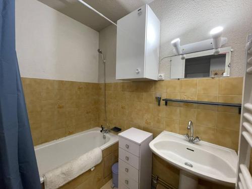 une salle de bain avec un lavabo et une baignoire dans l'établissement Appartement T3 avec Balcon, Barcelonnette - FR-1-804-25, à Barcelonnette