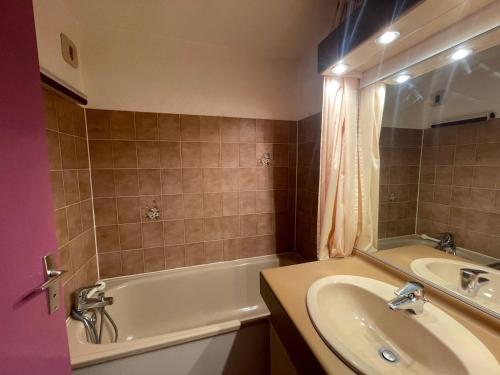 une salle de bain avec un lavabo et une baignoire et un lavabo dans l'établissement Studio mezzanine à Jausiers Village, terrasse, idéal 4 pers - FR-1-804-32, à Jausiers