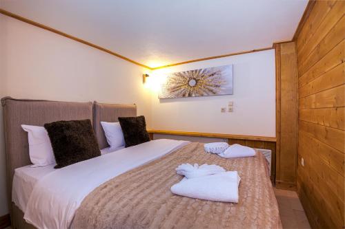 Кровать или кровати в номере Wishing Stars Luxury Experience Livadi Arachova