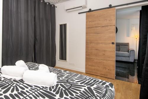 a bedroom with a bed and a sliding glass door at ACACIAS - Agréable appartement dans maison - Menton - Parking privé in Menton