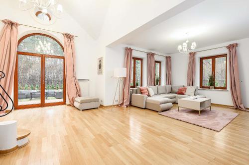 O zonă de relaxare la Lumina villas in Warsaw