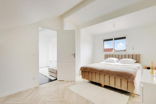 une chambre blanche avec un lit et une fenêtre dans l'établissement Le Nova - 2 Prs - Wifi - Proche Paris, à Aubervilliers