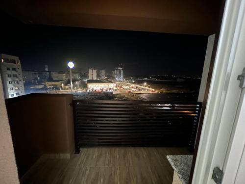 balcone con vista sulla città di notte di Abel 27 Residence a Bacău