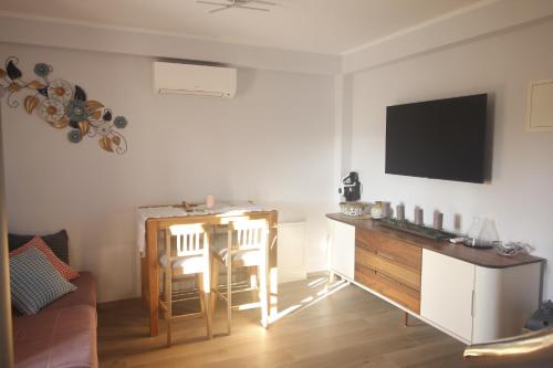 Μια τηλεόραση ή/και κέντρο ψυχαγωγίας στο CASA - Etno Kuca Kovac