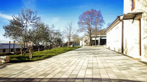 Το κτήριο όπου στεγάζεται  η παραθεριστική κατοικία