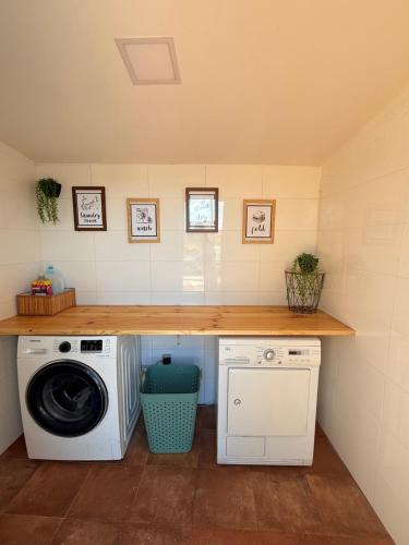 a kitchen with a washing machine and a counter at La casuca de Candela in Santillana del Mar