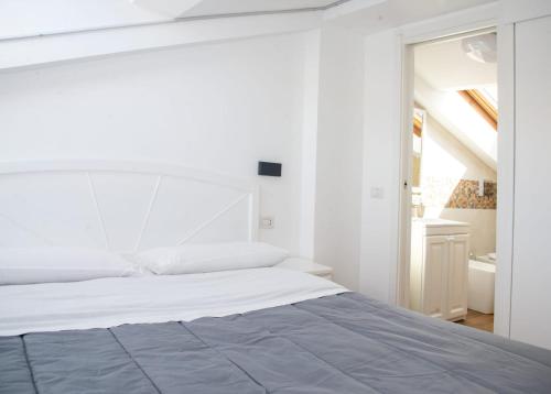 Ένα ή περισσότερα κρεβάτια σε δωμάτιο στο La casa tra i laghi