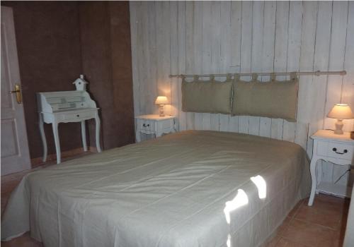 - une chambre avec un lit, 2 tables de chevet dans l'établissement Gîte La Remise 6 pers. du samedi au samedi, à Saint-Privat