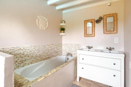 une salle de bain avec une baignoire et un lavabo dans l'établissement Longère entre mer et campagne, à Hubersent