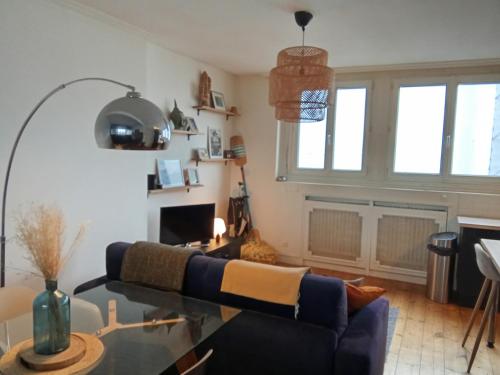 un salon avec un canapé et une table dans l'établissement Lille Parvis St Michel, à Lille