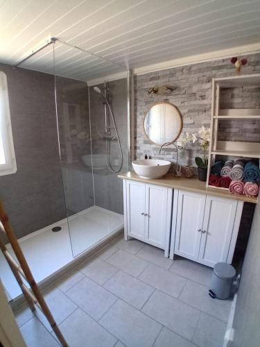 une salle de bain avec douche et lavabo dans l'établissement La Maisonnette de Saint-Julien, à Martigues