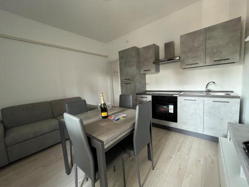 a kitchen and dining room with a table and a couch at Il Villino Lido Spina in Lido di Spina