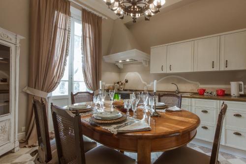 Leopoldo Luxurious Apartment - Daily refresh available