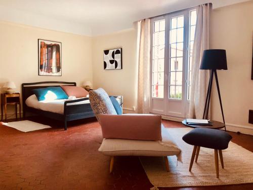 - une chambre avec un lit, une chaise et un ordinateur portable dans l'établissement B&B Villa Roumanille, à Aix-en-Provence