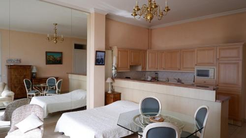Il comprend un salon avec deux lits et une cuisine. dans l'établissement CANNES STUDIO Vue Mer, à Cannes
