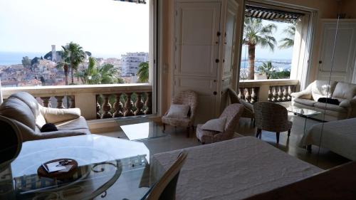 un salon avec vue sur l'océan dans l'établissement CANNES STUDIO Vue Mer, à Cannes