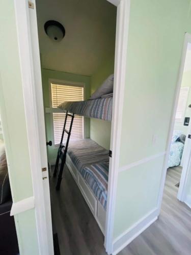 En eller flere senge i et værelse på Chic 2BR Home in Jacksonville