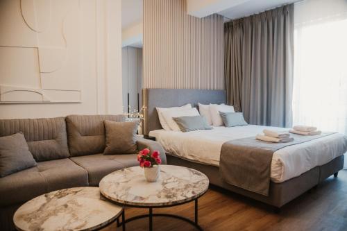 Un dormitorio con una cama grande y un sofá. en EJ's Central Hub, en Ohrid