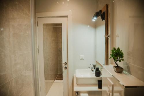 Un baño con lavabo y ducha en EJ's Central Hub, en Ohrid