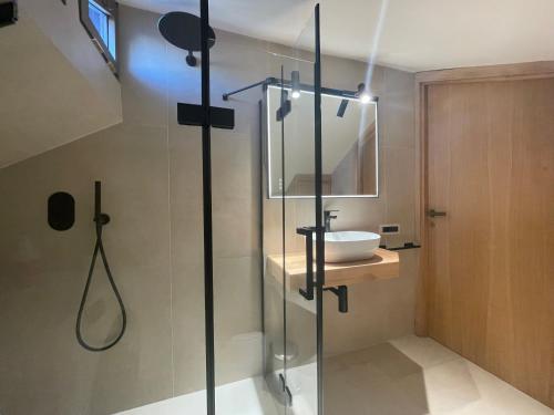 un bagno con doccia in vetro e lavandino di "La Casa da'Mare" un attico di charme vista mare ad Anzio