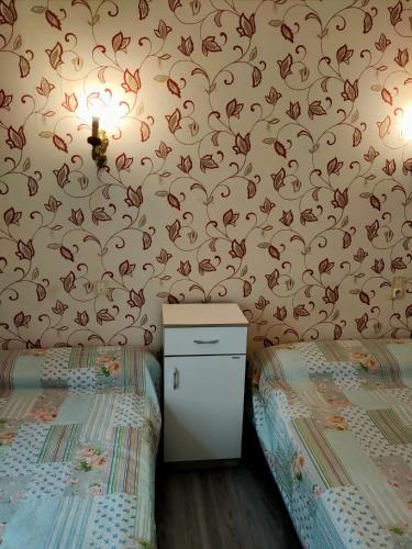 - une chambre avec 2 lits jumeaux et du papier peint aux papillons dans l'établissement hotel saint fracois xavier, à Lourdes