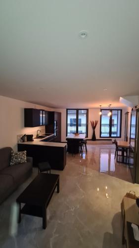 un salon avec un canapé et une table dans l'établissement maison de village, à Séchilienne