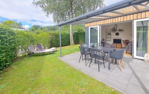 Κήπος έξω από το 3 Bedroom Awesome Home In Heinkenszand