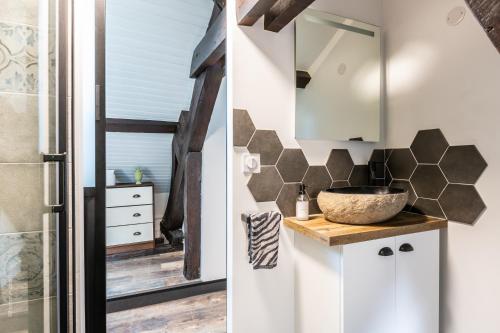 a bathroom with a sink and a mirror at Le 27 - Appartement Cosy - Disney 15min in Crecy la Chapelle