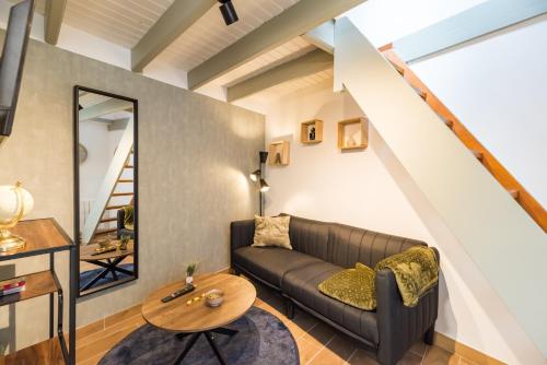 un salon avec un canapé et une table dans l'établissement NEW: L'Écrin Secret face à la Gare !, à Guingamp