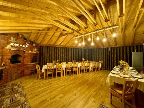 Pensiunea Joreanu tesisinde bir restoran veya yemek mekanı