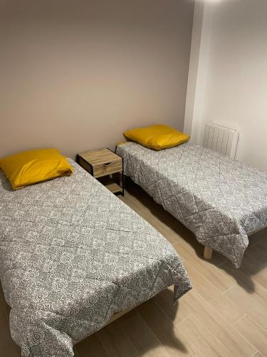 deux lits côte à côte dans une pièce dans l'établissement Maison avec vue mer à Omaha Beach - idéal familles, à Saint-Laurent-sur-Mer