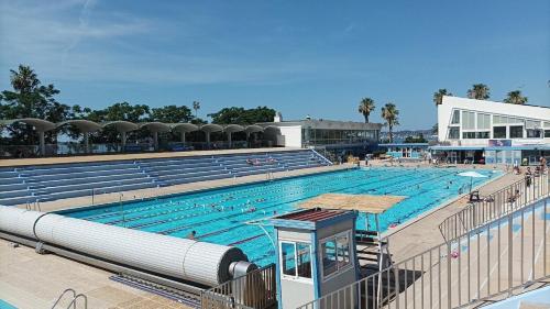 - une grande piscine avec des personnes dans l'établissement Grand appartement, 4 chambres au cœur du Mourillon, à Toulon