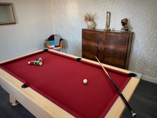 a pool table with a ball and a cue at Le gîte du besson Cassagne in Cassagne