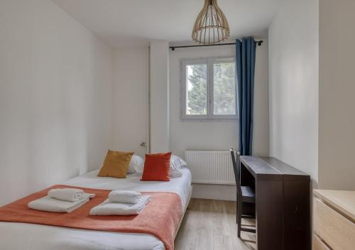 une chambre avec deux lits et un bureau et une fenêtre dans l'établissement Splendid 2bdrs Flat with Balcony-Paris 15 - Mid T, à Paris