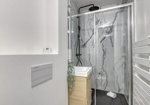 une salle de bain avec douche et lavabo dans l'établissement Splendid 2bdrs Flat with Balcony-Paris 15 - Mid T, à Paris
