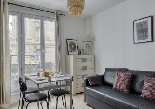 un salon avec un canapé et une table dans l'établissement Splendid 2bdrs Flat with Balcony-Paris 15 - Mid T, à Paris