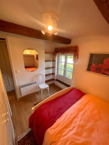 une chambre avec un lit et une chaise dedans dans l'établissement Le refuge nature, à Honfleur