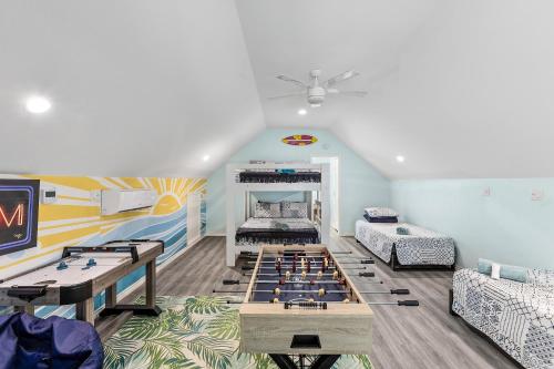 Ένα ή περισσότερα κρεβάτια σε δωμάτιο στο FlipFlop 5BR Beach Escape Hot Tub Games and Fenced Yard